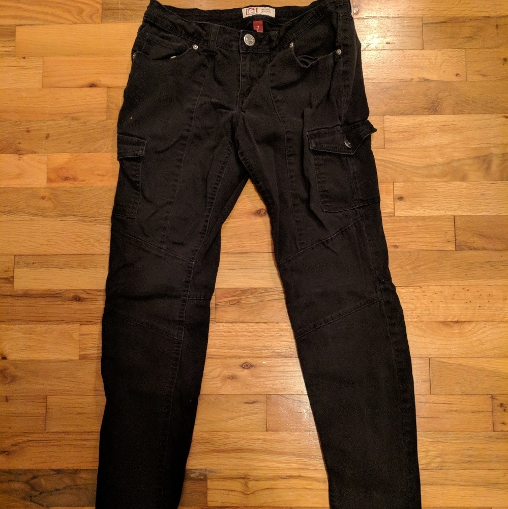 l.e.i. Low Rise Junior's (Women) Black Cargo Pants